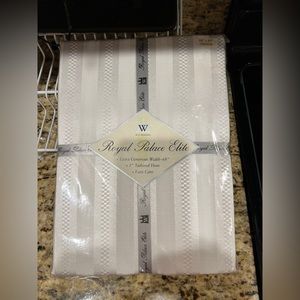 WC Designs Royal Palace Elite White Cloth Tablecloth Sz 68x84 Oblong New